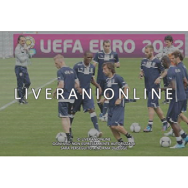 KRAKOW 07.06.2012 TRENING REPREZENTACJI WLOCH N/Z. CESARE PRANDELLI (L) OBSERWUJE TRENING FOTO: TOMASZ MARKOWSKI / NEWSPIX --- Newspix.pl Italian team training /AG ALDO LIVERANI SAS - ITALY ONLY - *** Local Caption *** .