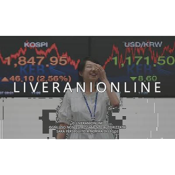 (120607) -- SEOUL, June 7, 2012 () -- A trader works in front of a screen showing the Korea Composite Stock Price Index (KOSPI) at the Korea Exchange Bank headquarters in Seoul, South Korea, on June 7, 2012. South Korean shares jumped on Thursday as foreign investors turned to net buyers in five sessions amid growing hopes that the central banks in advanced economies will implement further measures to support the global economy. (/Park Jin Hee) (jl) AG ALDO LIVERANI S A S ONLY ITALY