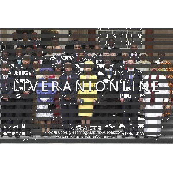 Britain\'s Queen Elizabeth II poses for pictures with Commonwealth Nations Heads of Government and representatives of the Commonwealth nations, following a lunch in central London, Wednesday, June 6, 2012. (AP Photo/Lefteris Pitarakis, pool) ©photoshot/AGENZIA ALDO LIVERANI SAS - ITALY ONLY - La foto di gruppo dei Capi delle Nazioni di governo e rappresentanti del Commonwealth, con la regina Elisabetta II a Londra, Inghilterra 6 Giugno 2012.