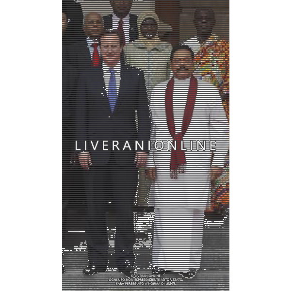 Britain\'s Prime Minister David Cameron, left, and Sri Lanka President Mahinda Rajapaksa, right, pose for pictures with Commonwealth Nations Heads of Government and representatives of the Commonwealth nations, following a lunch with Britain\'s Queen Elizabeth II, in central London, Wednesday, June 6, 2012. (AP Photo/Lefteris Pitarakis, pool) ©photoshot/AGENZIA ALDO LIVERANI SAS - ITALY ONLY - La foto di gruppo dei Capi delle Nazioni di governo e rappresentanti del Commonwealth, con la regina Elisabetta II a Londra, Inghilterra 6 Giugno 2012.