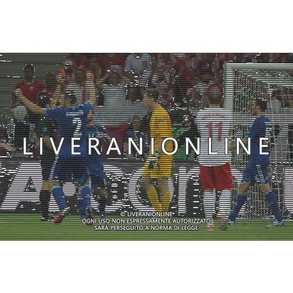 08.06.2012, WARSZAWA, PILKA NOZNA, FOOTBALL, MISTRZOSTWA EUROPY W PILCE NOZNEJ, EURO 2012, FOOTBALL EUROPEAN CHAMPIONSHIP, WOJCIECH SZCZESNY (POL), CZERWONA KARTKA, FOT. TOMASZ JASTRZEBOWSKI / FOTO OLIMPIK/NEWSPIX.PL --- Newspix.pl /AGENZIA ALDO LIVERANI SAS - ITALY ONLY - EDITORIAL USE ONLY Polonia - Grecia Campionati Europei UEFA 2012 Polonia/Ucraina Gruppo A Varsavia (Polonia) 08/06/2012 *** Local Caption *** www.newspix.pl mail us: info@newspix.pl call us: 0048 022 23 22 222 --- Polish Picture Agency by Ringier Axel Springer Poland