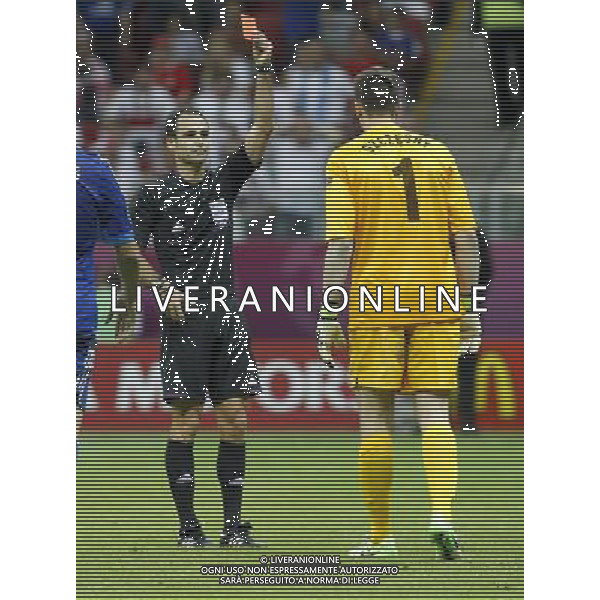 WARSZAWA 08/06/2012 STADION NARODOWY WARSZAWA EURO 2012 PILKA NOZNA MECZ OTWARCIA POLSKA GRECJA FOOTBALL EURO 2012 OPENING MATCH POLAND GREECE N/Z (L) CARLOS VELASCO CARBALLO WOJCIECH SZCZESNY FOTO KAMIL KRASZEWSKI APPA/NEWSPIX.PL --- Newspix.pl /AGENZIA ALDO LIVERANI SAS - ITALY ONLY - EDITORIAL USE ONLY Polonia - Grecia Campionati Europei UEFA 2012 Polonia/Ucraina Gruppo A Varsavia (Polonia) 08/06/2012 *** Local Caption *** www.newspix.pl mail us: info@newspix.pl call us: 0048 022 23 22 222 --- Polish Picture Agency by Ringier Axel Springer Poland