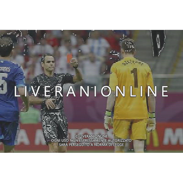 WARSZAWA 08/06/2012 STADION NARODOWY WARSZAWA EURO 2012 PILKA NOZNA MECZ OTWARCIA POLSKA GRECJA FOOTBALL EURO 2012 OPENING MATCH POLAND GREECE N/Z (L) CARLOS VELASCO CARBALLO WOJCIECH SZCZESNY CZERWONA KARTKA FOTO KAMIL KRASZEWSKI APPA/NEWSPIX.PL --- Newspix.pl /AGENZIA ALDO LIVERANI SAS - ITALY ONLY - EDITORIAL USE ONLY Polonia - Grecia Campionati Europei UEFA 2012 Polonia/Ucraina Gruppo A Varsavia (Polonia) 08/06/2012 *** Local Caption *** www.newspix.pl mail us: info@newspix.pl call us: 0048 022 23 22 222 --- Polish Picture Agency by Ringier Axel Springer Poland