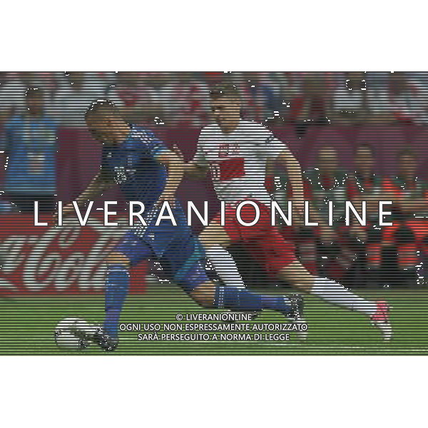 08.06.2012 WARSZAWA - STADION NARODOWY ( WARSAW POLAND NATIONAL STADIUM) PILKA NOZNA (FOOTBALL ) MISTRZOSTWA EUROPY W PILCE NOZNEJ UEFA EURO 2012 ( EUROPEAN CHAMPIONSHIPS UEFA EURO 2012 ) GRUPA A ( POOL A ) MECZ POLSKA - GRECJA ( GAME POLAND - GREECE ) NZ JOSÃ‰ HOLEBAS (L) LUKASZ PISZCZEK (P) FOTO MATEUSZ TRZUSKOWSKI/CYFRASPORT/NEWSPIX.PL --- Newspix.pl /AGENZIA ALDO LIVERANI SAS - ITALY ONLY - EDITORIAL USE ONLY Polonia - Grecia Campionati Europei UEFA 2012 Polonia/Ucraina Gruppo A Varsavia (Polonia) 08/06/2012 *** Local Caption *** www.newspix.pl mail us: info@newspix.pl call us: 0048 022 23 22 222 --- Polish Picture Agency by Ringier Axel Springer Poland