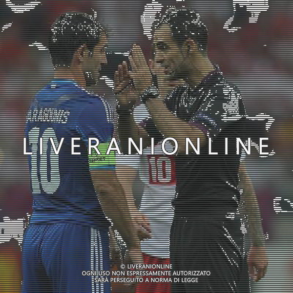 08.06.2012 WARSZAWA - STADION NARODOWY ( WARSAW POLAND NATIONAL STADIUM) PILKA NOZNA (FOOTBALL ) MISTRZOSTWA EUROPY W PILCE NOZNEJ UEFA EURO 2012 ( EUROPEAN CHAMPIONSHIPS UEFA EURO 2012 ) GRUPA A ( POOL A ) MECZ POLSKA - GRECJA ( GAME POLAND - GREECE ) NZ GIORGOS KARAGOUNIS (L) CARLOS VELASCO CARBALLO (P) FOTO MATEUSZ TRZUSKOWSKI/CYFRASPORT/NEWSPIX.PL --- Newspix.pl /AGENZIA ALDO LIVERANI SAS - ITALY ONLY - EDITORIAL USE ONLY Polonia - Grecia Campionati Europei UEFA 2012 Polonia/Ucraina Gruppo A Varsavia (Polonia) 08/06/2012 *** Local Caption *** www.newspix.pl mail us: info@newspix.pl call us: 0048 022 23 22 222 --- Polish Picture Agency by Ringier Axel Springer Poland