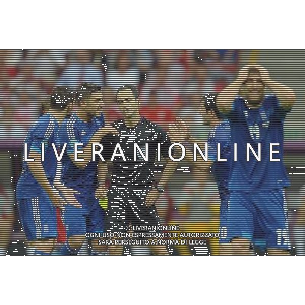 08.06.2012 WARSZAWA PILKA NOZNA KADRA REPREZENTACJA EURO2012 POLSKA I UKRAINA FOOTBALL UEFA EURO 2012 POLAND AND UKRAINE POLSKA - GRECJA POLAND VS. GREECE N/Z CZERWONA KARTKA (RED CARD) SOKRATIS PAPASTATHOPOULOS SEDZIA REFEREE CARLOS VELASCO CARBALLO, FOT LUKASZ LASKOWSKI / PRESSFOCUS NEWSPIXPL --- Newspix.pl /AGENZIA ALDO LIVERANI SAS - ITALY ONLY - EDITORIAL USE ONLY Polonia - Grecia Campionati Europei UEFA 2012 Polonia/Ucraina Gruppo A Varsavia (Polonia) 08/06/2012 *** Local Caption *** www.newspix.pl mail us: info@newspix.pl call us: 0048 022 23 22 222 --- Polish Picture Agency by Ringier Axel Springer Poland