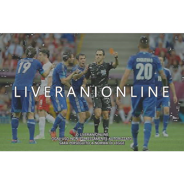 08.06.2012 WARSZAWA PILKA NOZNA KADRA REPREZENTACJA EURO2012 POLSKA I UKRAINA FOOTBALL UEFA EURO 2012 POLAND AND UKRAINE POLSKA - GRECJA POLAND VS. GREECE N/Z CZERWONA KARTKA (RED CARD) SOKRATIS PAPASTATHOPOULOS SEDZIA REFEREE CARLOS VELASCO CARBALLO, FOT LUKASZ LASKOWSKI / PRESSFOCUS NEWSPIXPL --- Newspix.pl /AGENZIA ALDO LIVERANI SAS - ITALY ONLY - EDITORIAL USE ONLY Polonia - Grecia Campionati Europei UEFA 2012 Polonia/Ucraina Gruppo A Varsavia (Polonia) 08/06/2012 *** Local Caption *** www.newspix.pl mail us: info@newspix.pl call us: 0048 022 23 22 222 --- Polish Picture Agency by Ringier Axel Springer Poland