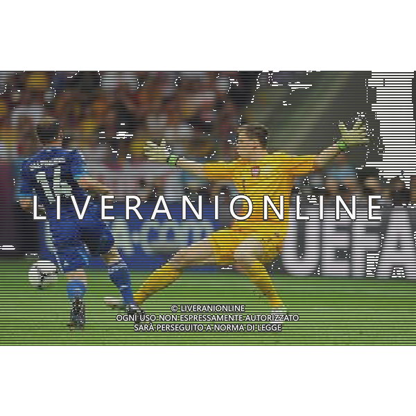 08.06.2012 WARSZAWA PILKA NOZNA KADRA REPREZENTACJA EURO2012 POLSKA I UKRAINA FOOTBALL UEFA EURO 2012 POLAND AND UKRAINE POLSKA - GRECJA POLAND VS. GREECE N/Z FAUL RZUT KARNY DIMITRIS SALPINGIDIS WOJCIECH SZCZESNY FOT LUKASZ LASKOWSKI / PRESSFOCUS NEWSPIXPL --- Newspix.pl /AGENZIA ALDO LIVERANI SAS - ITALY ONLY - EDITORIAL USE ONLY Polonia - Grecia Campionati Europei UEFA 2012 Polonia/Ucraina Gruppo A Varsavia (Polonia) 08/06/2012 *** Local Caption *** www.newspix.pl mail us: info@newspix.pl call us: 0048 022 23 22 222 --- Polish Picture Agency by Ringier Axel Springer Poland