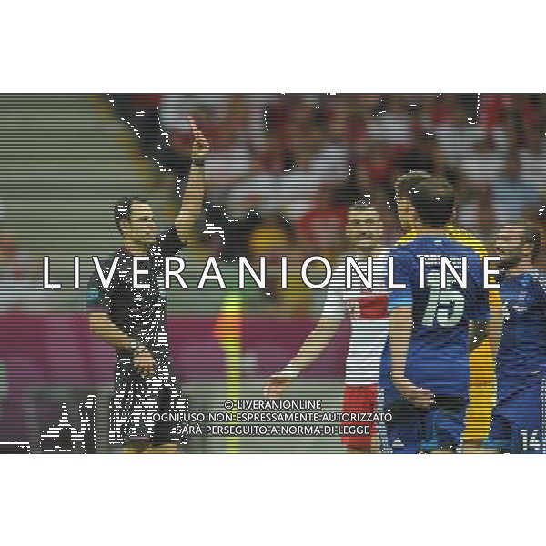 08.06.2012 WARSZAWA PILKA NOZNA KADRA REPREZENTACJA EURO2012 POLSKA I UKRAINA FOOTBALL UEFA EURO 2012 POLAND AND UKRAINE POLSKA - GRECJA POLAND VS. GREECE N/Z SEDZIA CARLOS VELASCO CARBALLO CZERWONA KARTKA (RED CARD) WOJCIECH SZCZESNY FOT LUKASZ LASKOWSKI / PRESSFOCUS NEWSPIXPL --- Newspix.pl /AGENZIA ALDO LIVERANI SAS - ITALY ONLY - EDITORIAL USE ONLY Polonia - Grecia Campionati Europei UEFA 2012 Polonia/Ucraina Gruppo A Varsavia (Polonia) 08/06/2012 *** Local Caption *** www.newspix.pl mail us: info@newspix.pl call us: 0048 022 23 22 222 --- Polish Picture Agency by Ringier Axel Springer Poland