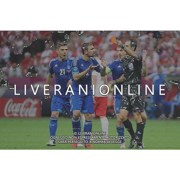 08.06.2012 WARSZAWA (WARSAW POLAND) STADION NARODOWY (NATIONAL STADIUM) PILKA NOZNA (FOOTBALL) UEFA EURO 2012 POLAND UKRAINE MISTRZOSTWA EUROPY W PILCE NOZNEJ POLSKA UKRAINA OTWARCIE EURO 2012 N/Z CARLOS VELASCO CARBALLO CZERWONA KARTKA SOKRATIS PAPASTATHOPOULOS FOTO NORBERT BARCZYK / PRESSFOCUS/NEWSPIX.PL --- Newspix.pl /AGENZIA ALDO LIVERANI SAS - ITALY ONLY - EDITORIAL USE ONLY Polonia - Grecia Campionati Europei UEFA 2012 Polonia/Ucraina Gruppo A Varsavia (Polonia) 08/06/2012 *** Local Caption *** www.newspix.pl mail us: info@newspix.pl call us: 0048 022 23 22 222 --- Polish Picture Agency by Ringier Axel Springer Poland