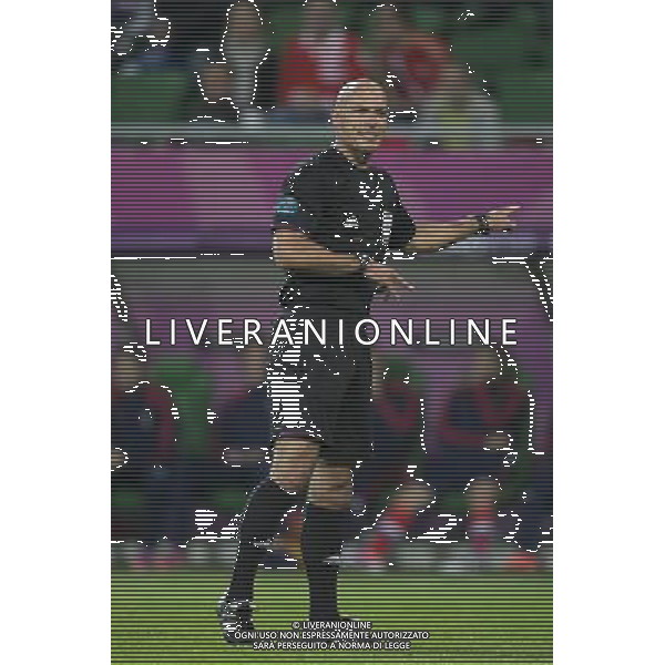 WROCLAW 08 06 2012 STADION MIEJSKI PRZY AL SLASKA 1 ARENA EURO 2012 MECZ NR 2 EURO 2012 ROSJA v CZECHY N Z HOWARD WEBB Referee SEBASTIAN BOROWSKI Newspix.pl MUNICIPAL STADIUM WROCLAW AT AL SLASKA 1 GAME 2 OF EURO 2012 RUSSIA v CZECH REPUBLIC --- Newspix.pl /Agenzia Aldo Liverani Sas - ITALY ONLY - Russia - Repubblica Ceca Campionati Europei UEFA 2012 Polonia/Ucraina Gruppo A Wroclaw (Polonia) 08/06/2012 *** Local Caption *** www.newspix.pl mail us: info@newspix.pl call us: 0048 022 23 22 222 --- Polish Picture Agency by Ringier Axel Springer Poland