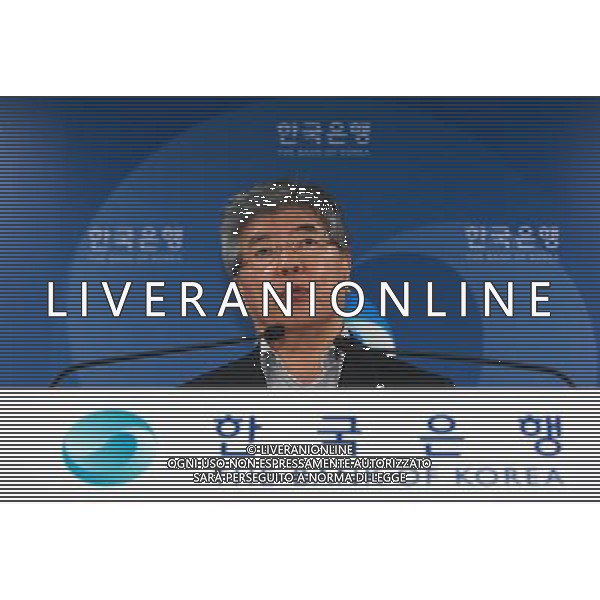 (120608) -- SEOUL, June 8, 2012 () -- Kim Choong-soo, governor of the Bank of Korea (BOK), speaks during a press conference after the Monetary Policy Committee meeting at the bank\'s headquarters in Seoul, South Korea, on June 8, 2012. BOK, South Korea\'s central bank, left its benchmark interest rate unchanged at 3.25 percent on Friday, keeping its rate freeze stance for 12 straight months, due to growing concerns over Europe\'s debt crisis and the subsequent sluggish exports in the South Korean economy. (/Park Jin hee) (zjl) ©photoshot/Agenzia Aldo Liverani Sas - ITALY ONLY - Kim Choong-soo, governatore della Banca di corea (BOK), durante una conferenza stampa dopo la riunione del Comitato di politica monetaria a Seoul, Corea del Sud, l\'8 giugno 2012.
