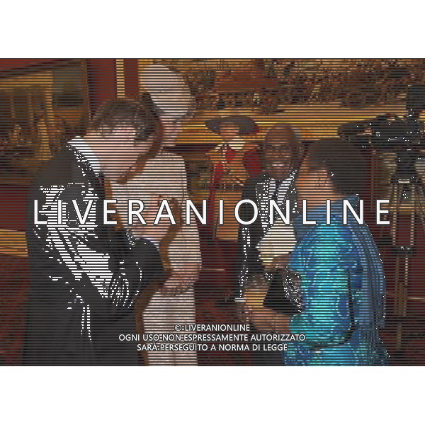 LONDON, ENGLAND - JUNE 05: Prince William, Duke of Cambridge and Catherine, Duchess of Cambridge chat to the Govenor General of the Solomon Islands and his wife during a Diamond Jubilee Reception at Guildhall on June 5, 2012 in London, England. For only the second time in its history the UK celebrates the Diamond Jubilee of a monarch. Her Majesty Queen Elizabeth II celebrates the 60th anniversary of her ascension to the throne. Thousands of wellwishers from around the world have flocked to London to witness the spectacle of the weekend\'s celebrations. ©photoshot/Agenzia Aldo Liverani Sas - ITALY ONLY - REALI INGLESI: La famiglia reale con gli invitai al ricevimento per le celebrazioni del Giubileo diamante di Sua Maesta\' la Regina Elisabetta II a Londra 5 giugno 2012