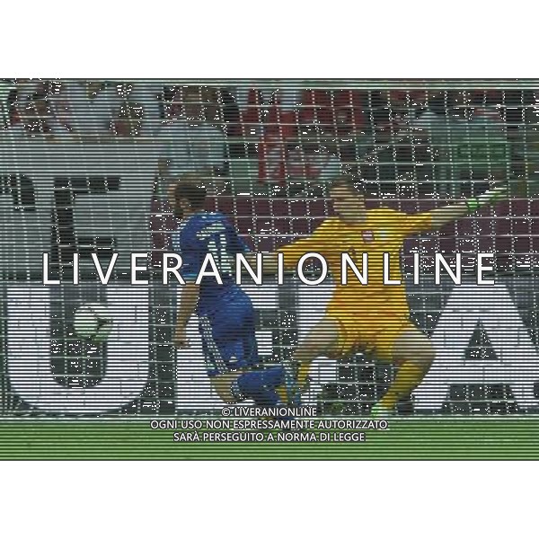 Campionati Europei UEFA 2012 Polonia/Ucraina Gruppo A Varsavia (Polonia) - 08.06.2012 Polonia-Grecia Nella Foto:fallo del rigore di szczesny su salpingidis /Ph.Vitez-Ag. Aldo Liverani