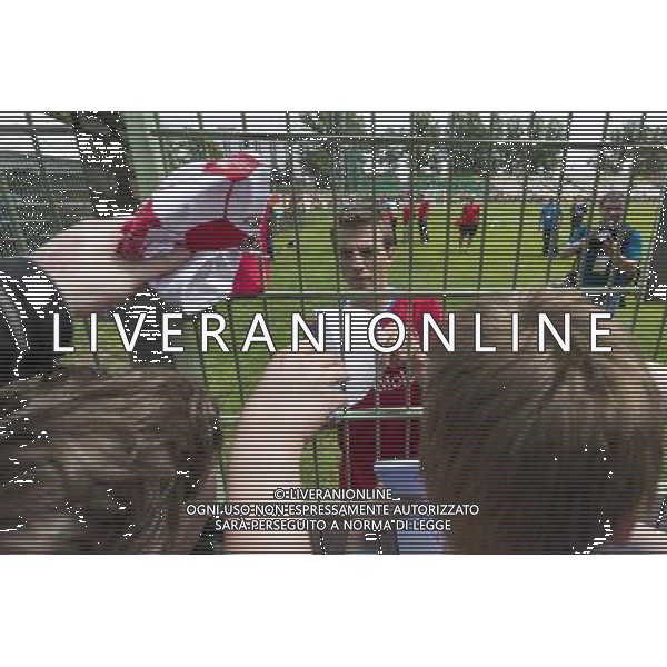 WROCLAW 09 06 2012 TRENING REPREZENTACJI CZECH NA STADIONIE PRZY OPOROWSKIEJ DZIEN PO PO PRZEGRANYM MECZU Z ROSJA 1 4 N Z VLADIMIR DARIDA Czech Republic ROZDAJE AUTOGRAFY SEBASTIAN BOROWSKI Newspix.pl TRAINING OF CZECH REPUBLIC NATIONAL FOOTBALL TEAM AT MUNICIPAL STADIUM OPOROWSKA WROCLAW DAY AFTER THE GAME WITH RUSSIA --- Newspix.pl AG ALDO LIVERANI S A S ONLY ITALY *** Local Caption *** www.newspix.pl mail us: info@newspix.pl call us: 0048 022 23 22 222 --- Polish Picture Agency by Ringier Axel Springer Poland