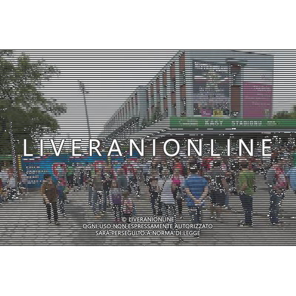 WROCLAW 09 06 2012 TRENING REPREZENTACJI CZECH NA STADIONIE PRZY OPOROWSKIEJ DZIEN PO PO PRZEGRANYM MECZU Z ROSJA 1 4 N Z TLUMNIE ZGROMADZENI KIBICE CZEKAJA NA PRZYJAZD CZESKIEJ REPREZENTACJI NA OTWARTY TRENING SEBASTIAN BOROWSKI Newspix.pl TRAINING OF CZECH REPUBLIC NATIONAL FOOTBALL TEAM AT MUNICIPAL STADIUM OPOROWSKA WROCLAW DAY AFTER THE GAME WITH RUSSIA --- Newspix.pl AG ALDO LIVERANI S A S ONLY ITALY *** Local Caption *** www.newspix.pl mail us: info@newspix.pl call us: 0048 022 23 22 222 --- Polish Picture Agency by Ringier Axel Springer Poland