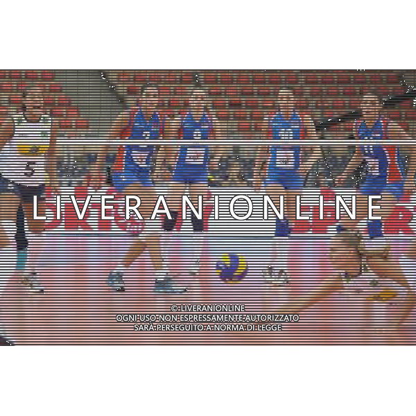 09.06.2012 - Lodz , Atlas Arena , siatkowka , World Grand Prix 2012 , Serbia (niebieskie) - Brazylia (biale) N/Z Siatkarki Serbii obeserwujace broniaca Marianne Steinbrecher WOMAN VOLLEYBALL WORLD GRAND PRIX BRASIL vs SERBIA Fot. Mariusz Palczynski / Edytor.net/NEWSPIX.PL --- Newspix.pl AG ALDO LIVERANI S A S ONLY ITALY *** Local Caption *** www.newspix.pl mail us: info@newspix.pl call us: 0048 022 23 22 222 --- Polish Picture Agency by Ringier Axel Springer Poland