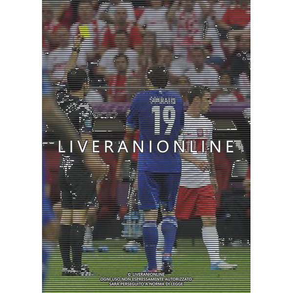(120609) -- WARSAW, June 9, 2012 () -- Sokratis Papastathopoulos (C) receives a yellow card during the Group A match against Greece at the Euro 2012 football championship in Warsaw, Poland, June 8, 2012. (/Ma Ning) (jyc) ©photoshot/Agenzia Aldo Liverani Sas - ITALY ONLY: Polonia - Grecia Campionati Europei UEFA 2012 Polonia/Ucraina Gruppo A Varsavia (Polonia) 08/06/2012