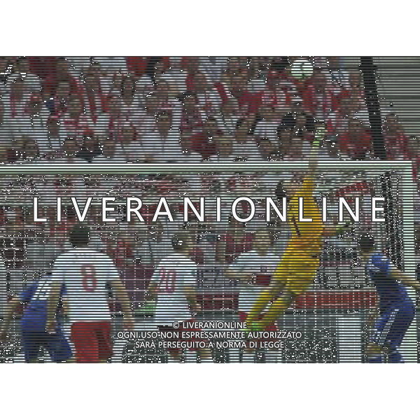 (120609) -- WARSAW, June 9, 2012 () -- Wojciech Szczesny (2nd R), goalkeeper of Poland competes during the Group A match against Greece at the Euro 2012 football championship in Warsaw, Poland, June 8, 2012. (/Ma Ning) (jyc) ©photoshot/Agenzia Aldo Liverani Sas - ITALY ONLY: Polonia - Grecia Campionati Europei UEFA 2012 Polonia/Ucraina Gruppo A Varsavia (Polonia) 08/06/2012