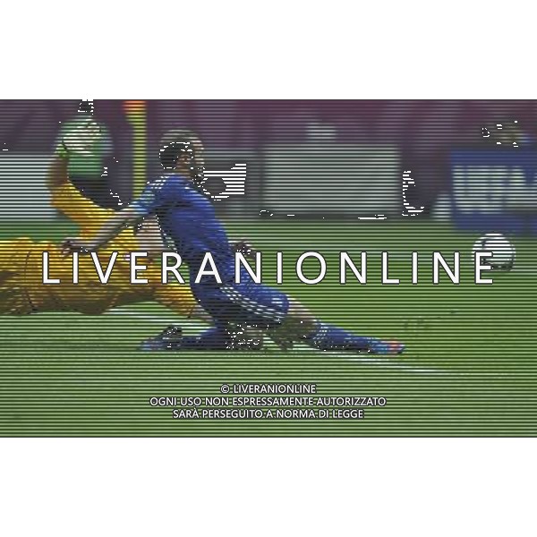 (120609) -- WARSAW, June 9, 2012 () -- Dimitris Salpingidis (R) of Greece shoots during the Group A match against Poland at the Euro 2012 football championship in Warsaw, Poland, June 8, 2012. (/Ma Ning) (jyc) ©photoshot/Agenzia Aldo Liverani Sas - ITALY ONLY: Polonia - Grecia Campionati Europei UEFA 2012 Polonia/Ucraina Gruppo A Varsavia (Polonia) 08/06/2012