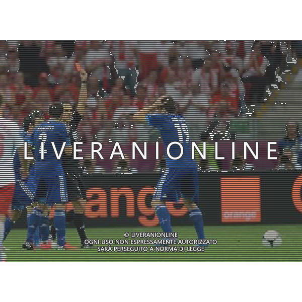(120609) -- WARSAW, June 9, 2012 () -- Sokratis Papastathopoulos (R) of Greece receives a red card during the Group A match against Greece at the Euro 2012 football championship in Warsaw, Poland, June 8, 2012. The match ended in a 1-1 draw. (/Liu Lihang) (jyc) ©photoshot/Agenzia Aldo Liverani Sas - ITALY ONLY: Polonia - Grecia Campionati Europei UEFA 2012 Polonia/Ucraina Gruppo A Varsavia (Polonia) 08/06/2012