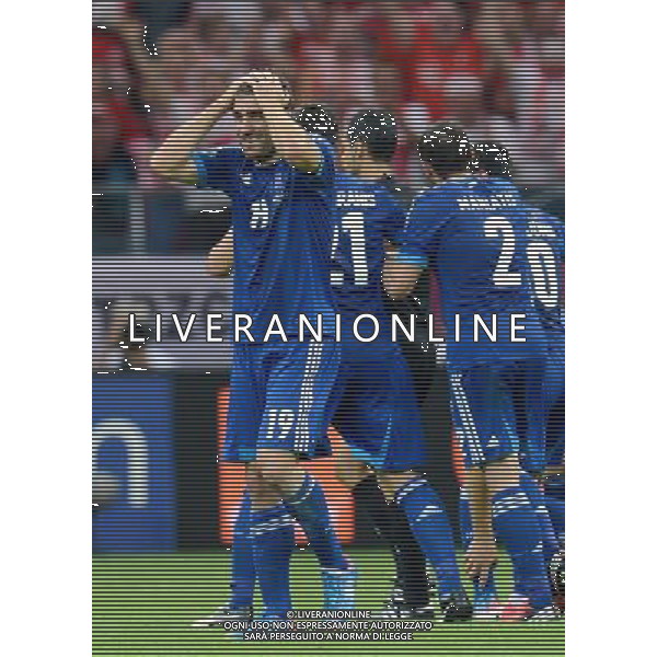 (120609) -- WARSAW, June 9, 2012 () -- Sokratis Papastathopoulos (Front R) of Greece reacts after receiving a red card during the Group A match against Greece at the Euro 2012 football championship in Warsaw, Poland, June 8, 2012. The match ended in a 1-1 draw. (/Liu Lihang) (jyc) ©photoshot/Agenzia Aldo Liverani Sas - ITALY ONLY: Polonia - Grecia Campionati Europei UEFA 2012 Polonia/Ucraina Gruppo A Varsavia (Polonia) 08/06/2012