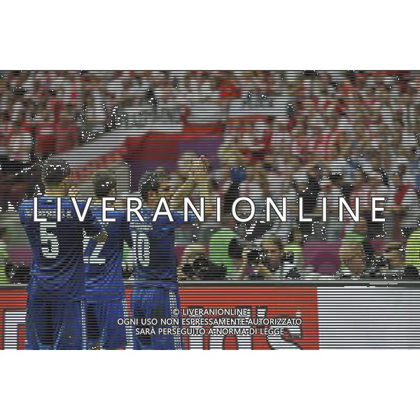 (120609) -- WARSAW, June 9, 2012 () -- Players of Greece waves to the spectators after the Group A match against Poland at the Euro 2012 football championship in Warsaw, Poland, June 8, 2012. The match ended in a 1-1 draw. (/Ma Ning) (jyc) ©photoshot/Agenzia Aldo Liverani Sas - ITALY ONLY: Polonia - Grecia Campionati Europei UEFA 2012 Polonia/Ucraina Gruppo A Varsavia (Polonia) 08/06/2012