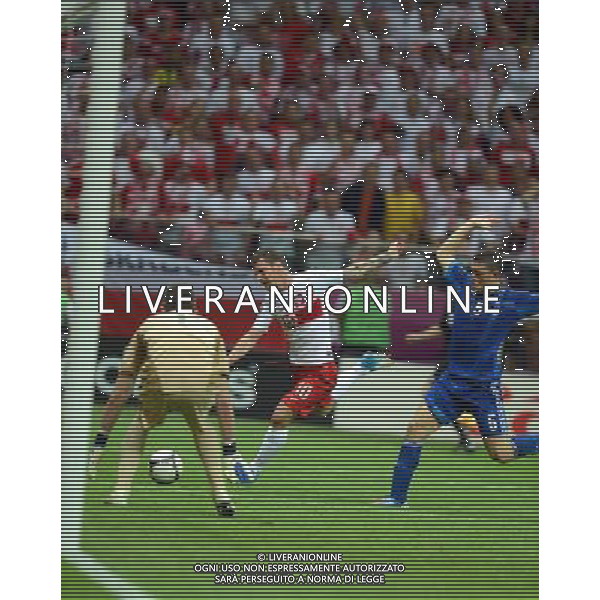 (120609) -- WARSAW, June 9, 2012 () -- Ludovic Obraniak (C) of Poland shoots during the Group A match against Greece at the Euro 2012 football championships in Warsaw, Poland, June 8, 2012. The match ended in a 1-1 draw. (/Liu Lihang) (jyc) ©photoshot/Agenzia Aldo Liverani Sas - ITALY ONLY: Polonia - Grecia Campionati Europei UEFA 2012 Polonia/Ucraina Gruppo A Varsavia (Polonia) 08/06/2012