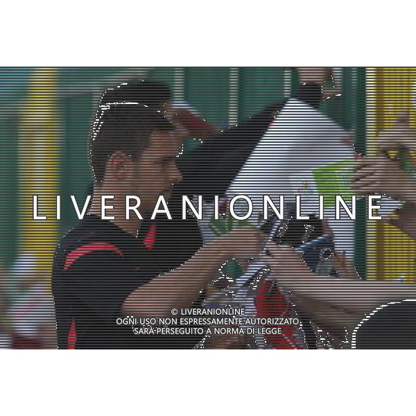 09.06.2012, WARSZAWA , MISTRZOSTWA EUROPY W PILCE NOZNEJ UEFA EURO 2012 TRENING REPREZENTACJI POLSKI / POLISH TRAINING SESSION , N Z LUDOVIC OBRANIAK , AUTOGRAFY , KIBICE , FOT. ADAM JASTRZEBOWSKI / NEWSPIX.PL --- Newspix.pl AG ALDO LIVERANI S A S ONLY ITALY *** Local Caption *** www.newspix.pl mail us: info@newspix.pl call us: 0048 022 23 22 222 --- Polish Picture Agency by Ringier Axel Springer Poland