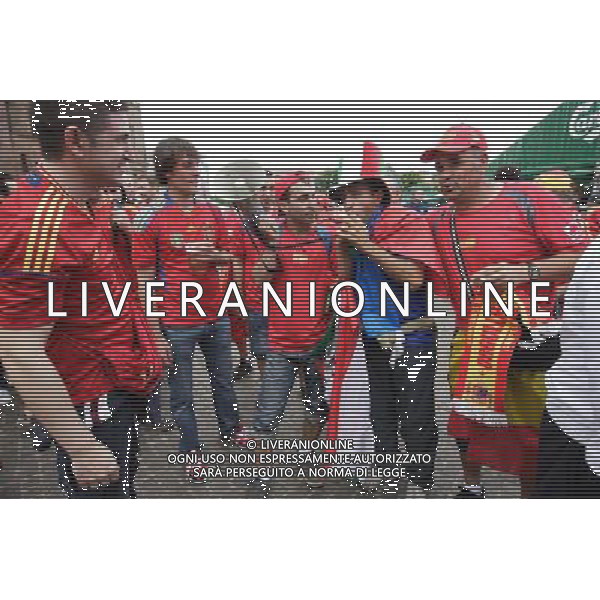 Gdansk 10.06.2012 n z Hiszpanscy kibice na ulicach starego miasta w Gdansku kilka godzin przed meczem fot Michal Fludra / newspix.pl Spanish football fans with painted faces and national flags --- Newspix.pl AG ALDO LIVERANI S A S ONLY ITALY *** Local Caption *** www.newspix.pl mail us: info@newspix.pl call us: 0048 022 23 22 222 --- Polish Picture Agency by Ringier Axel Springer Poland