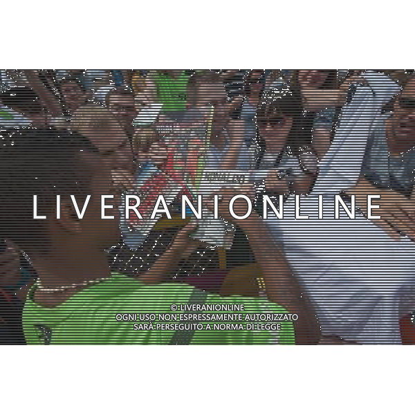 10.06.2012. OPALENICA, CENTRUM POBYTOWE. (UEFA EURO 2012 POLAND UKRAINE) MISTRZOSTWA EUROPY W PILCE NOZNEJ. TRENING OTWARTY REPREZENTACJI PORTUGALII (TRAINING OF PORTUGAL NATIONAL TEAM). NZ/ NANI KIBICE AUTOGRAFY FOT. JAKUB KACZMARCZYK / PRESSFOCUS NEWSPIXPL --- Newspix.pl AG ALDO LIVERANI S A S ONLY ITALY *** Local Caption *** www.newspix.pl mail us: info@newspix.pl call us: 0048 022 23 22 222 --- Polish Picture Agency by Ringier Axel Springer Poland