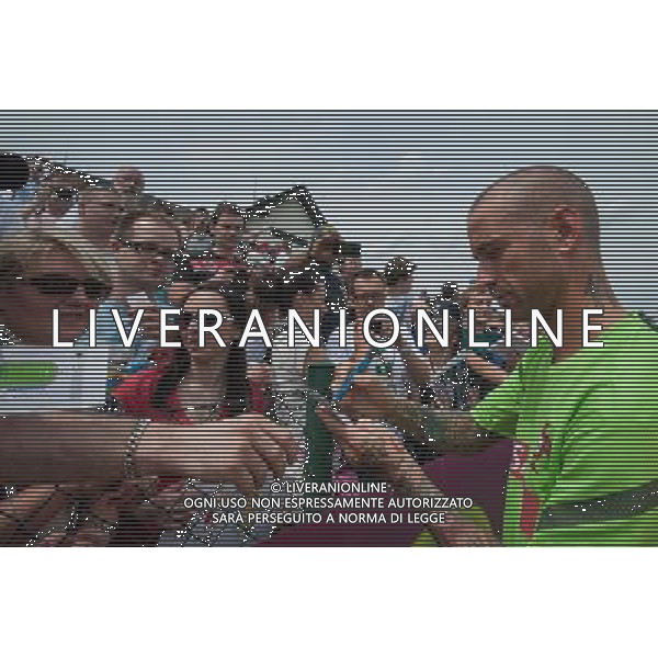 10.06.2012. OPALENICA, CENTRUM POBYTOWE. (UEFA EURO 2012 POLAND UKRAINE) MISTRZOSTWA EUROPY W PILCE NOZNEJ. TRENING OTWARTY REPREZENTACJI PORTUGALII (TRAINING OF PORTUGAL NATIONAL TEAM). NZ/ RAUL MEIRELES KIBICE AUTOGRAFY FOT. JAKUB KACZMARCZYK / PRESSFOCUS NEWSPIXPL --- Newspix.pl AG ALDO LIVERANI S A S ONLY ITALY *** Local Caption *** www.newspix.pl mail us: info@newspix.pl call us: 0048 022 23 22 222 --- Polish Picture Agency by Ringier Axel Springer Poland