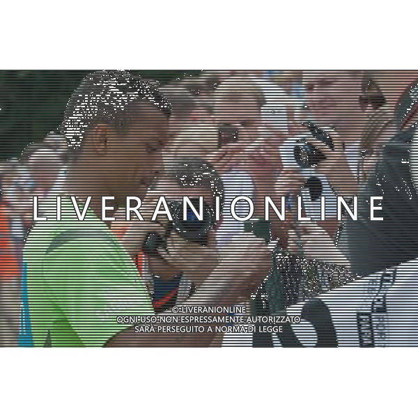 10.06.2012. OPALENICA, CENTRUM POBYTOWE. (UEFA EURO 2012 POLAND UKRAINE) MISTRZOSTWA EUROPY W PILCE NOZNEJ. TRENING OTWARTY REPREZENTACJI PORTUGALII (TRAINING OF PORTUGAL NATIONAL TEAM). NZ/ NANI KIBICE AUTOGRAFY FOT. JAKUB KACZMARCZYK / PRESSFOCUS NEWSPIXPL --- Newspix.pl AG ALDO LIVERANI S A S ONLY ITALY *** Local Caption *** www.newspix.pl mail us: info@newspix.pl call us: 0048 022 23 22 222 --- Polish Picture Agency by Ringier Axel Springer Poland