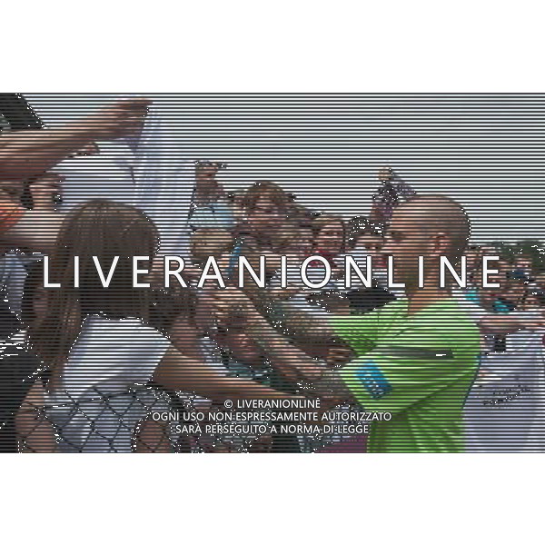 10.06.2012. OPALENICA, CENTRUM POBYTOWE. (UEFA EURO 2012 POLAND UKRAINE) MISTRZOSTWA EUROPY W PILCE NOZNEJ. TRENING OTWARTY REPREZENTACJI PORTUGALII (TRAINING OF PORTUGAL NATIONAL TEAM). NZ/ RAUL MEIRELES KIBICE AUTOGRAFY FOT. JAKUB KACZMARCZYK / PRESSFOCUS NEWSPIXPL --- Newspix.pl AG ALDO LIVERANI S A S ONLY ITALY *** Local Caption *** www.newspix.pl mail us: info@newspix.pl call us: 0048 022 23 22 222 --- Polish Picture Agency by Ringier Axel Springer Poland