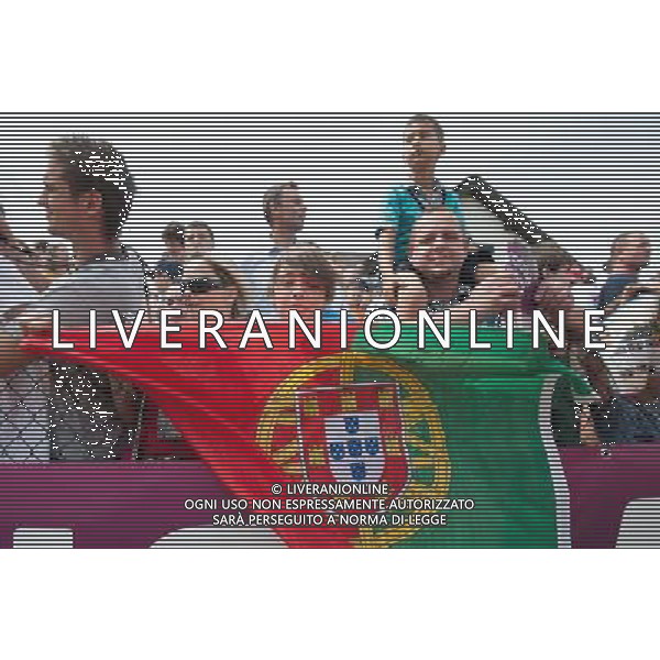 10.06.2012. OPALENICA, CENTRUM POBYTOWE. (UEFA EURO 2012 POLAND UKRAINE) MISTRZOSTWA EUROPY W PILCE NOZNEJ. TRENING OTWARTY REPREZENTACJI PORTUGALII (TRAINING OF PORTUGAL NATIONAL TEAM). NZ/ KIBICE FLAGA PORTUGALII FOT. JAKUB KACZMARCZYK / PRESSFOCUS NEWSPIXPL --- Newspix.pl AG ALDO LIVERANI S A S ONLY ITALY *** Local Caption *** www.newspix.pl mail us: info@newspix.pl call us: 0048 022 23 22 222 --- Polish Picture Agency by Ringier Axel Springer Poland