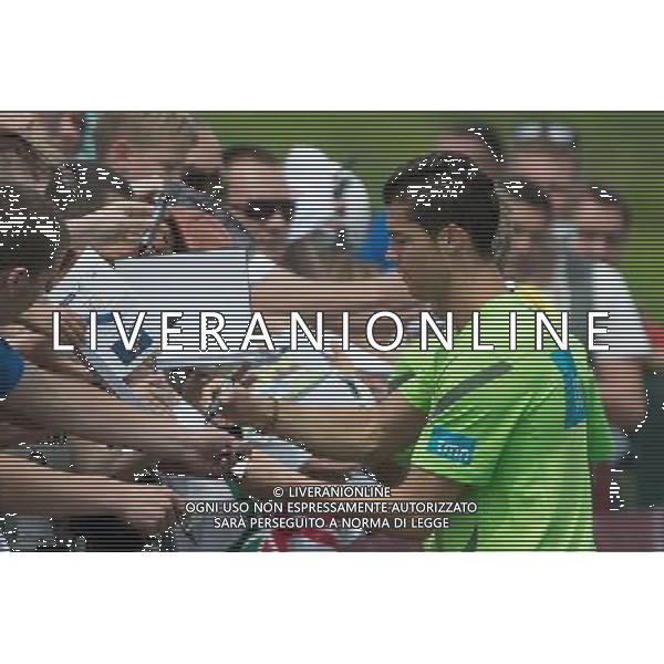 10.06.2012. OPALENICA, CENTRUM POBYTOWE. (UEFA EURO 2012 POLAND UKRAINE) MISTRZOSTWA EUROPY W PILCE NOZNEJ. TRENING OTWARTY REPREZENTACJI PORTUGALII (TRAINING OF PORTUGAL NATIONAL TEAM). NZ/ CRISTIANO RONALDO KIBICE AUTOGRAFY FOT. JAKUB KACZMARCZYK / PRESSFOCUS NEWSPIXPL --- Newspix.pl AG ALDO LIVERANI S A S ONLY ITALY *** Local Caption *** www.newspix.pl mail us: info@newspix.pl call us: 0048 022 23 22 222 --- Polish Picture Agency by Ringier Axel Springer Poland