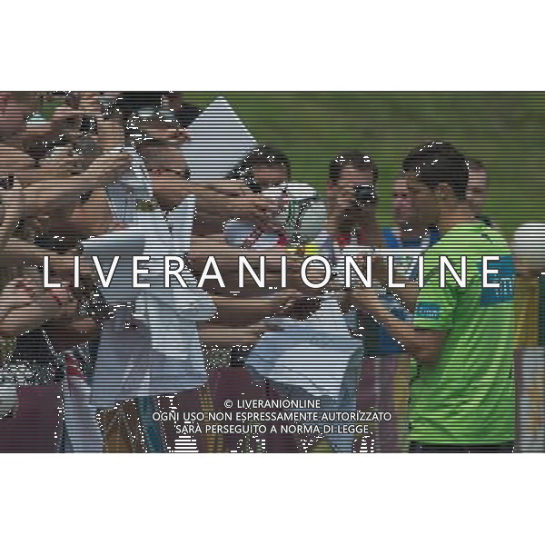 10.06.2012. OPALENICA, CENTRUM POBYTOWE. (UEFA EURO 2012 POLAND UKRAINE) MISTRZOSTWA EUROPY W PILCE NOZNEJ. TRENING OTWARTY REPREZENTACJI PORTUGALII (TRAINING OF PORTUGAL NATIONAL TEAM). NZ/ CRISTIANO RONALDO KIBICE AUTOGRAFY FOT. JAKUB KACZMARCZYK / PRESSFOCUS NEWSPIXPL --- Newspix.pl AG ALDO LIVERANI S A S ONLY ITALY *** Local Caption *** www.newspix.pl mail us: info@newspix.pl call us: 0048 022 23 22 222 --- Polish Picture Agency by Ringier Axel Springer Poland