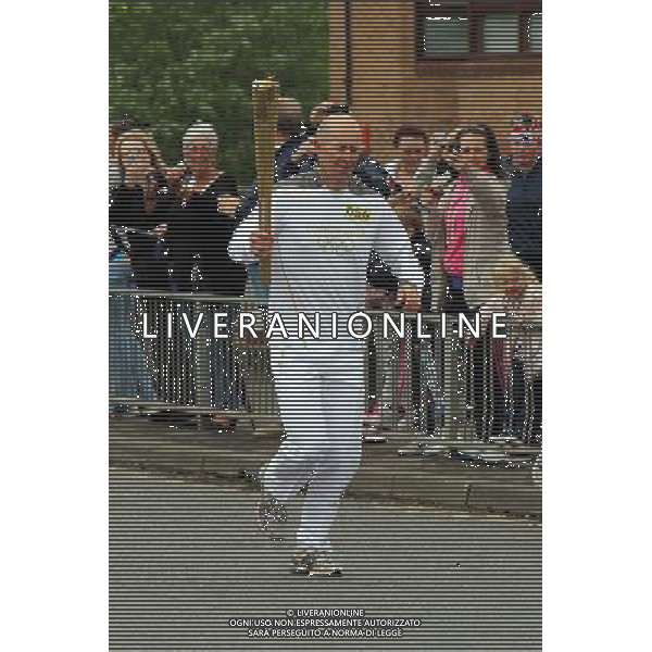 Olympic Torch Relay carried by Gregor Grant a triathlete from Kilmarock ©PHOTOSHOT/Agenzia Aldo Liverani Sas - ITALY ONLY - La torcia olimpica portata da Gregor Grant atleta di triathlon da Kilmarock