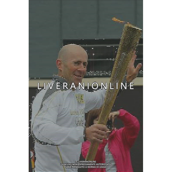 Olympic Torch Relay carried by Gregor Grant a triathlete from Kilmarock ©PHOTOSHOT/Agenzia Aldo Liverani Sas - ITALY ONLY - La torcia olimpica portata da Gregor Grant atleta di triathlon da Kilmarock