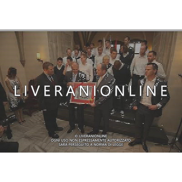 WROCLAW 10/06/2012 PILKARZE REPREZENTACJI CZECH SPOTKALI SIE Z PREZYDENTEM WROCLAWIA RAFALEM DUTKIEWICZEM NZ RAFAL DUTKIEWICZ WITA PILKARZY FOT ADAM KONARSKI / NEWSPIX.PL Czech team players met with the President of Wroclaw POLAND EURO 2012 CZECH REPUBLIC FOOTBALL --- Newspix.pl AG ALDO LIVERANI S A S ONLY ITALY *** Local Caption *** www.newspix.pl mail us: info@newspix.pl call us: 0048 022 23 22 222 --- Polish Picture Agency by Ringier Axel Springer Poland