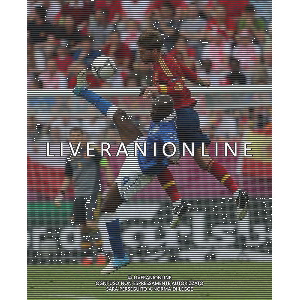 10.06.2012, GDANSK , MISTRZOSTWA EUROPY W PILCE NOZNEJ UEFA EURO 2012 SPAIN VS ITALIA HISZPANIA VS WLOCHY , N Z SERGIO RAMOS (ESP) , MARIO BALOTELLI (ITA) , FOT. ADAM JASTRZEBOWSKI / NEWSPIX.PL --- Newspix.pl /Agenzia Aldo Liverani Sas - ITALY ONLY : Spagna - Italia Campionati Europei UEFA 2012 Polonia/Ucraina Gruppo C Danzica (Polonia) 10/06/2012 *** Local Caption *** www.newspix.pl mail us: info@newspix.pl call us: 0048 022 23 22 222 --- Polish Picture Agency by Ringier Axel Springer Poland