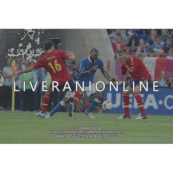 10.06.2012 GDANSK PILKA NOZNA UEFA EURO 2012 MECZ EURO 2012 HISZPANIA -WLOCHY GDANSK MATCH ESPANIA - ITALY NZ MARIO BALOTELLI WLOCHY GRARD PIQUE HISZPANIA FOT MICHAL STAWOWIAK / NEWSPIXPL --- Newspix.pl /Agenzia Aldo Liverani Sas - ITALY ONLY : Spagna - Italia Campionati Europei UEFA 2012 Polonia/Ucraina Gruppo C Danzica (Polonia) 10/06/2012 *** Local Caption *** www.newspix.pl mail us: info@newspix.pl call us: 0048 022 23 22 222 --- Polish Picture Agency by Ringier Axel Springer Poland