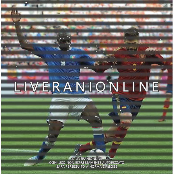 Campionati Europei UEFA 2012 Polonia/Ucraina Gruppo C Danzica (Polonia) - 10.06.2012 Spagna-Italia Nella Foto:contrasto balotelli piquÃ¨ e balotelli chiederÃ  il rigore /Ph.Vitez-Ag. Aldo Liverani