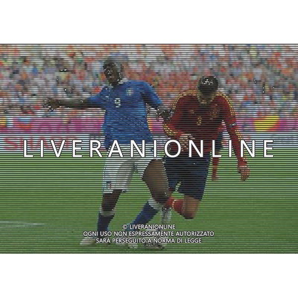 Campionati Europei UEFA 2012 Polonia/Ucraina Gruppo C Danzica (Polonia) - 10.06.2012 Spagna-Italia Nella Foto:contrasto balotelli piquÃ¨ e balotelli chiederÃ  il rigore /Ph.Vitez-Ag. Aldo Liverani