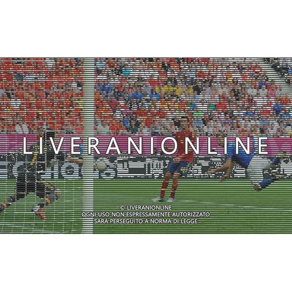 Campionati Europei UEFA 2012 Polonia/Ucraina Gruppo C Danzica (Polonia) - 10.06.2012 Spagna-Italia Nella Foto:parata casillas su thiago motta /Ph.Vitez-Ag. Aldo Liverani