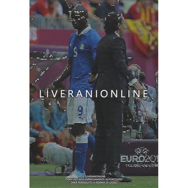 Campionati Europei UEFA 2012 Polonia/Ucraina Gruppo C Danzica (Polonia) - 10.06.2012 Spagna-Italia Nella Foto:prandelli e balotelli durante la sostituzione /Ph.Vitez-Ag. Aldo Liverani