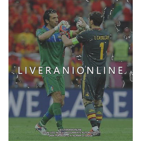 Campionati Europei UEFA 2012 Polonia/Ucraina Gruppo C Danzica (Polonia) - 10.06.2012 Spagna-Italia Nella Foto:buffon casillas /Ph.Vitez-Ag. Aldo Liverani