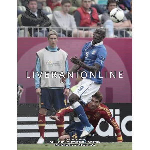 10.06.2012, GDANSK , MISTRZOSTWA EUROPY W PILCE NOZNEJ UEFA EURO 2012 SPAIN VS ITALY HISZPANIA VS WLOCHY , N Z SERGIO RAMOS (ESP) , MARIO BALOTELLI (ITA) , FOT. ADAM JASTRZEBOWSKI / NEWSPIX.PL --- Newspix.pl /Agenzia Aldo Liverani Sas - ITALY ONLY - Spagna-Italia Campionati Europei UEFA 2012 Polonia/Ucraina Gruppo C Danzica (Polonia) 10/06/2012 *** Local Caption *** www.newspix.pl mail us: info@newspix.pl call us: 0048 022 23 22 222 --- Polish Picture Agency by Ringier Axel Springer Poland