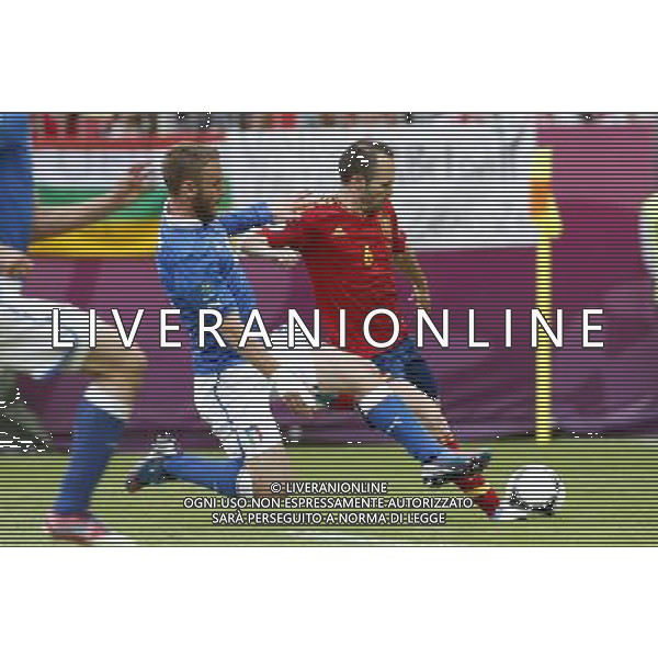 GDANSK 10/06/2012 ARENA GDANSK EURO 2012 PILKA NOZNA MECZ HISZPANIA WLOCHY FOOTBALL EURO 2012 MATCH SPAIN ITALY N/Z (L) DANIELE DE ROSSI ANDRES INIESTA FOTO KAMIL KRASZEWSKI APPA/NEWSPIX.PL --- Newspix.pl /Agenzia Aldo Liverani Sas - ITALY ONLY - Spagna-Italia Campionati Europei UEFA 2012 Polonia/Ucraina Gruppo C Danzica (Polonia) 10/06/2012 *** Local Caption *** www.newspix.pl mail us: info@newspix.pl call us: 0048 022 23 22 222 --- Polish Picture Agency by Ringier Axel Springer Poland