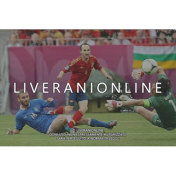 10.06.2012 GDANSK - ARENA GDANSK ( GDANSK POLAND ARENA GDANSK STADIUM STADIUM) PILKA NOZNA (FOOTBALL ) MISTRZOSTWA EUROPY W PILCE NOZNEJ UEFA EURO 2012 ( EUROPEAN CHAPIONSHIPS UEFA EURO 2012 ) GRUPA C ( POOL C) MECZ HISZPANIA - WLOCHY ( GAME SPAIN - ITALY ) NZ DANIELE DE ROSSI (L) ANDRÃ‰S INIESTA (C) BUFFON GIANLUIGI (P) FOTO MATEUSZ TRZUSKOWSKI/CYFRASPORT/NEWSPIX.PL --- Newspix.pl /Agenzia Aldo Liverani Sas - ITALY ONLY - Spagna-Italia Campionati Europei UEFA 2012 Polonia/Ucraina Gruppo C Danzica (Polonia) 10/06/2012 *** Local Caption *** www.newspix.pl mail us: info@newspix.pl call us: 0048 022 23 22 222 --- Polish Picture Agency by Ringier Axel Springer Poland